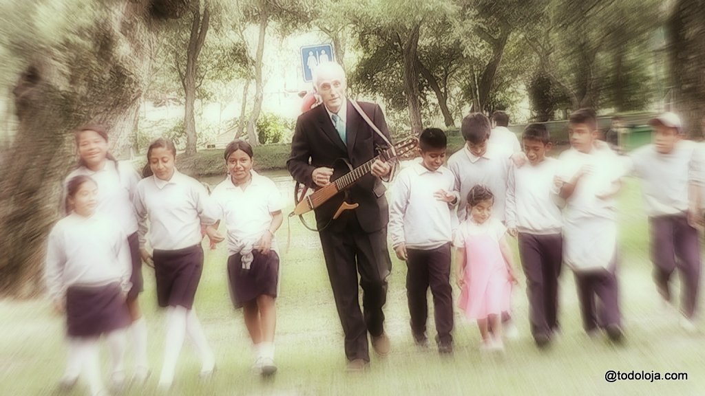 Gringo al SUR 
          Singing with the school kids in Loja Ecuador